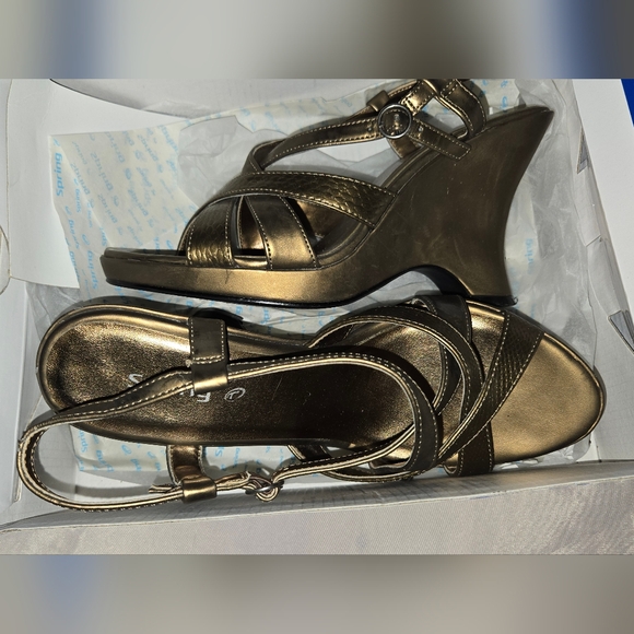 3 sandals 7 / 71/2 lot - Picture 3 of 4